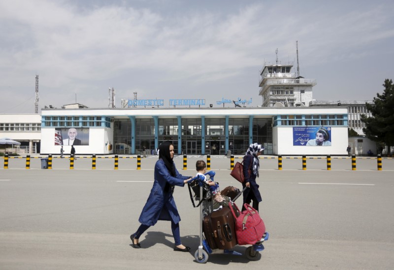 &copy; Reuters. مسافرون في محيط مطار العاصمة كابول. صورة من أرشيف رويترز