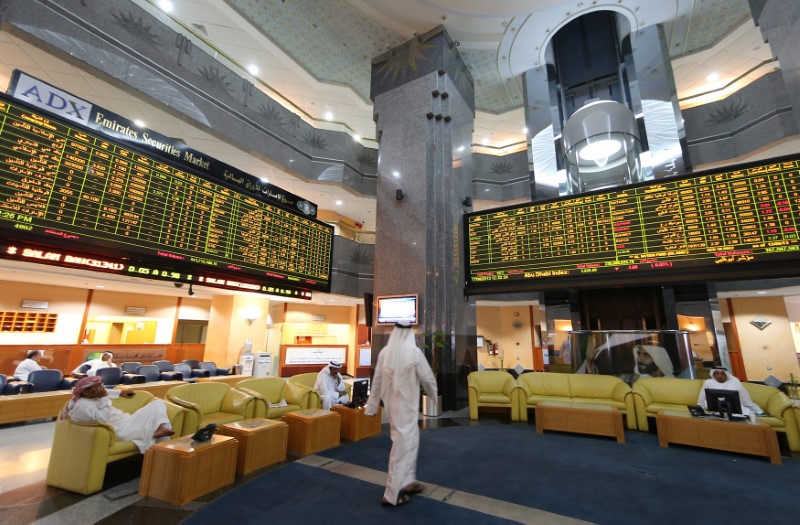 &copy; Reuters. شاشات تعرض مؤشرات الأسهم في بورصة أبوظبي بصورة من أرشيف رويترز.