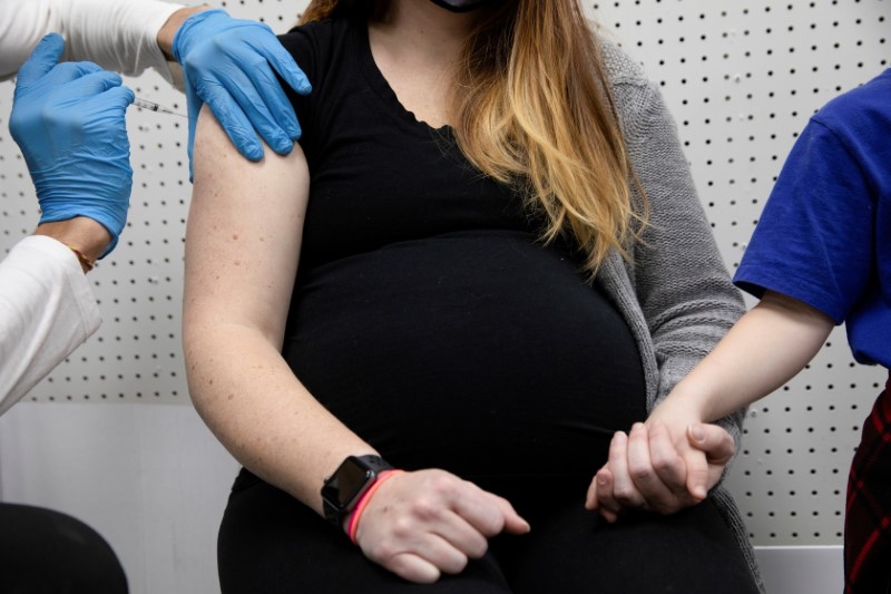 &copy; Reuters. FILE PHOTO: A pregnant woman receives a vaccine for the coronavirus disease (COVID-19) at Skippack Pharmacy in Schwenksville, Pennsylvania, U.S., February 11, 2021.  REUTERS/Hannah Beier/File Photo