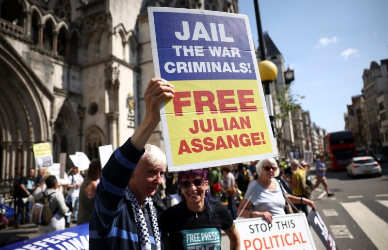 &copy; Reuters. Des partisans de Julian Assange affichent leur soutien au fondateur de Wikileaks, devant la Cour royale de justice du Royaume-Uni, à Londres. Un juge londonien a autorisé mercredi l'élargissement du champ de l'appel interjeté par les Etats-Unis à la 