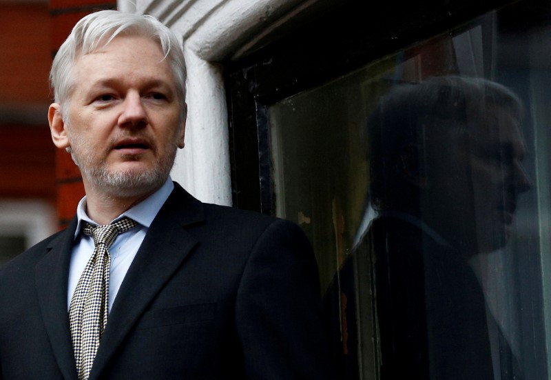 &copy; Reuters. FOTO DE ARCHIVO: El fundador de WikiLeaks, Julian Assange, pronuncia un discurso desde el balcón de la embajada de Ecuador, en el centro de Londres, Gran Bretaña, el 5 de febrero de 2016. REUTERS/Peter Nicholls/File Photo