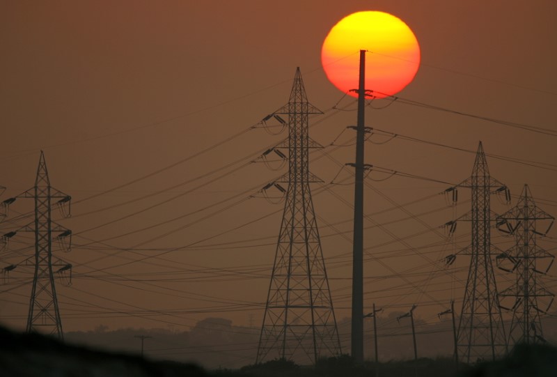 &copy; Reuters. FILE PHOTO: The sun sets behind power lines in Carlsbad, California July 24, 2006, when a heat wave strained power.   REUTERS/Mike Blake  