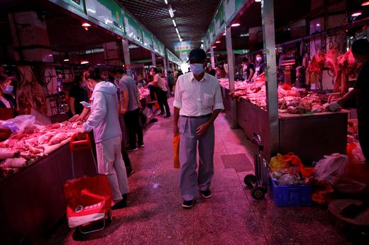 © Reuters. Homem é fotografado usando máscara em mercado de carne de porco em Pequim. 
17/07/2020
REUTERS/ WANG TINGSHU