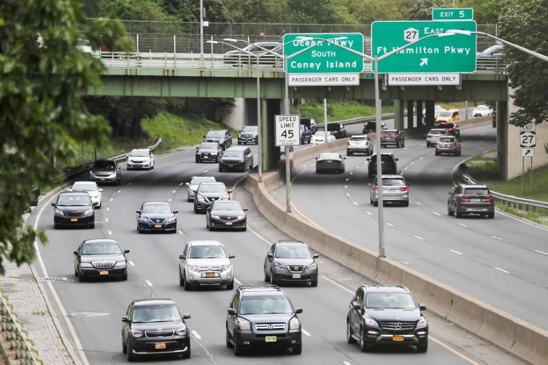 © Reuters. سيارات تسلك طريقا سريعا في نيويورك في عطلة الرابع من يوليو تموز. تصوير: إدواردو مونوز - رويترز