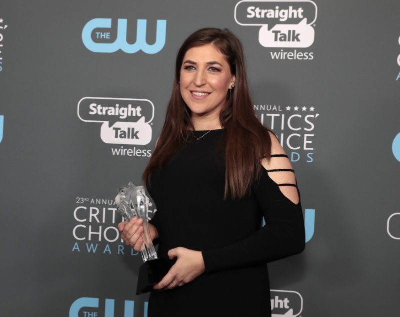 &copy; Reuters. FILE PHOTO: 23rd Critics' Choice Awards – Photo Room – Santa Monica, California, U.S., 11/01/2018 – Mayim Bialik poses with her award for Best Supporting Actress in a Comedy Series for 'The Big Bang Theory". REUTERS/Monica Almeida