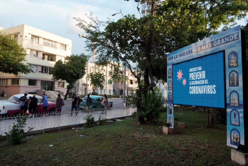 &copy; Reuters. Tela transmite mensagens sobre prevenção da Covid-19 em Havana
09/08/2021 REUTERS/Alexandre Meneghini