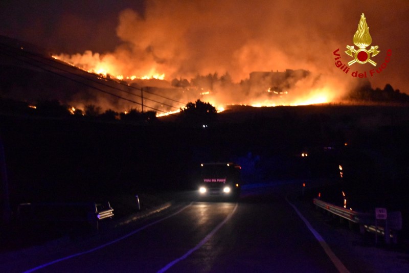 &copy; Reuters. Des incendies ravageaient mercredi le sud de l'Italie, dévastant des milliers d'hectares et causant le décès d'un homme à son domicile. /Photo prise le 10 août 2021/REUTERS/Vigili del Fuoco