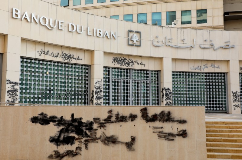 مصرف لبنان المركزي يقول إنه سيستخدم سعر السوق لليرة لتقديم الاعتمادات اللازمة للمحروقات
