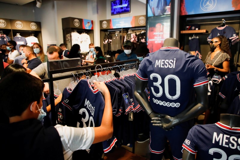 &copy; Reuters. مشجعون لفريق باريس سان جيرمان يتهافتون لشراء قميص ليونيل ميسي يوم الأربعاء. رويترز