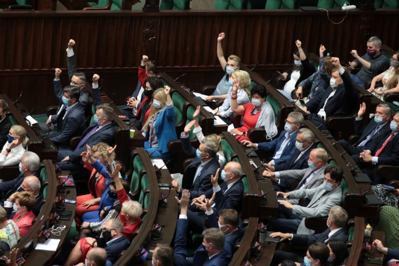 &copy; Reuters. Les députés polonais se sont majoritairement prononcés mercredi en faveur d'un projet de loi que l'opposition dénonce comme une manoeuvre pour réduire au silence une chaîne de télévision. /Photo prise le 11 août 2021/REUTERS/Slawomir Kaminski/Age