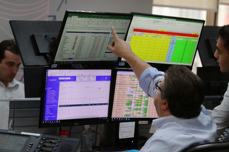&copy; Reuters. Operadores conferem cotações durante sessão do mercado financeiro. 9/3/2020. REUTERS/Amanda Perobelli