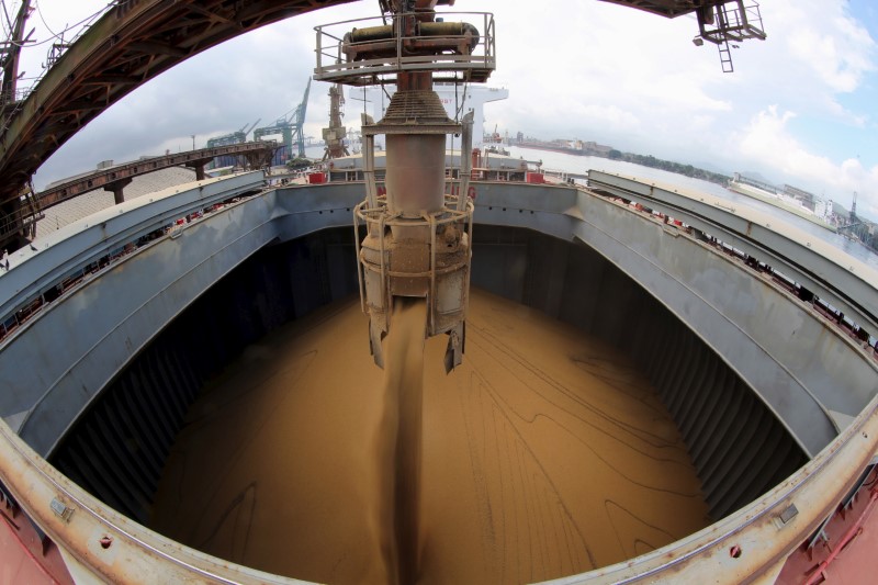 © Reuters. Navio carregado com soja no Porto de Santos (SP) 
19/05/2015
REUTERS/Paulo Whitaker