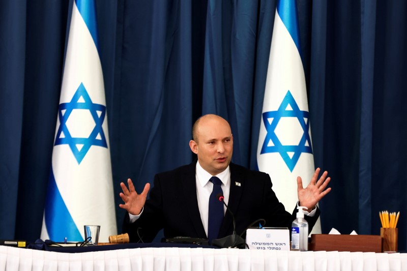 © Reuters. رئيس الوزراء الإسرائيلي نفتالي بينيت يتحدث أثناء الاجتماع الأسبوعي للحكومة الإسرائيلية في القدس يوم 8 أغسطس آب 2021. تصوير: رونين زفولون - رويترز.
