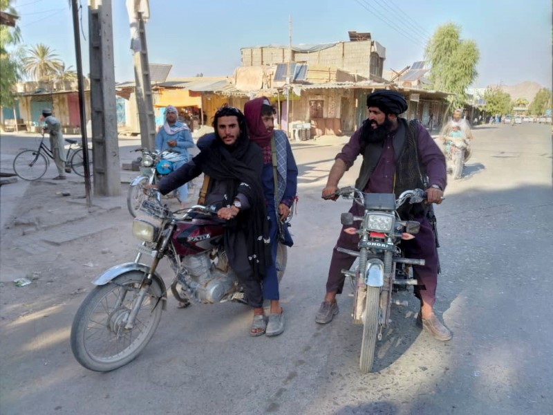 &copy; Reuters. Combatentes do Taliban patrulham cidade de Farah, no Afeganistão
11/08/2021
REUTERS/Stringer