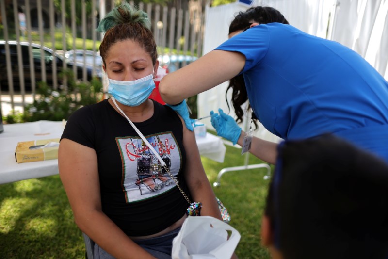 &copy; Reuters. Rosa Gallegos, 31, attends a coronavirus disease (COVID-19) vaccination clinic in Los Angeles, California, U.S., August 11, 2021. REUTERS/Lucy Nicholson