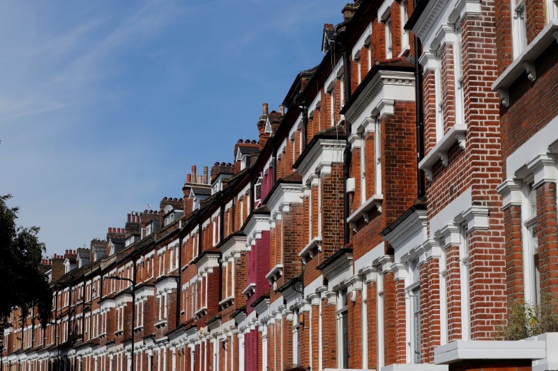 &copy; Reuters. 　英王立公認不動産鑑定士協会（ＲＩＣＳ）が１２日公表した調査によると、７月の国内住宅市場の価格動向を示す指数は前月から低下し、過熱感がやや後退した。写真はロンドンの住宅街