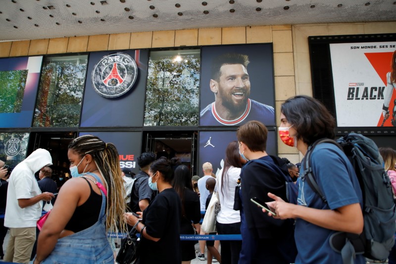 &copy; Reuters. Fanáticos hacen cola en frente de negocio de Paris St Germain en París para comprar camisetas de fútbol de  Lionel Messi, Francia, 11 de agosto del 2021. REUTERS/Sarah Meyssonnier