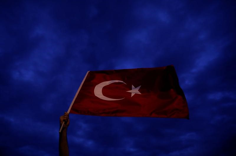 &copy; Reuters. 　８月１１日、トルコの北部沿岸地域で、豪雨による洪水で橋が倒壊するなどの被害が出ているほか、停電が起きている。写真はトルコの旗。イスタンブールで２０１８年６月撮影（２０２