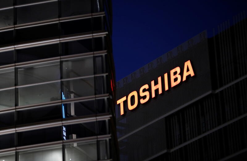 &copy; Reuters. The logo of Toshiba Corp. is seen at the company's facility in Kawasaki, Japan June 10, 2021.   REUTERS/Kim Kyung-Hoon