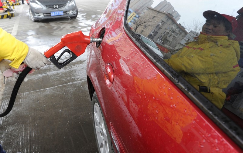 &copy; Reuters. FILE PHOTO: An employee fills auto tank with petrol at a gas station in Hefei, Anhui province March 20, 2012.  REUTERS/Stringer/File Photo