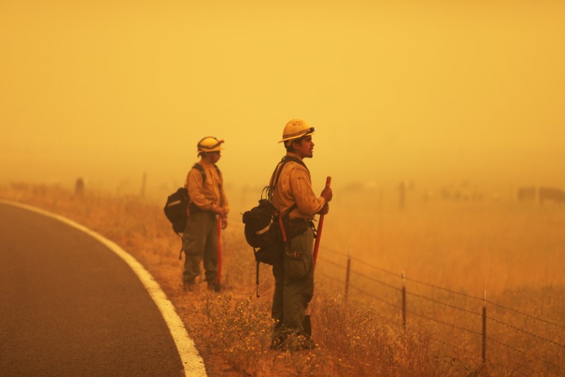 &copy; Reuters. Le gigantesque feu de forêt qui consume depuis près d'un mois le nord de la Californie a incendié 550 autres maisons, ont annoncé mercredi les pompiers, devenant l'un des incendies les plus destructeurs dans l'histoire de l'État. /Photo prise le 11 a