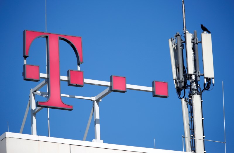 &copy; Reuters. FOTO DE ARCHIVO: El logotipo de Deutsche Telekom en lo alto de la sede de la empresa en Bonn, Alemania, el 19 de febrero de 2019. REUTERS/Wolfgang Rattay