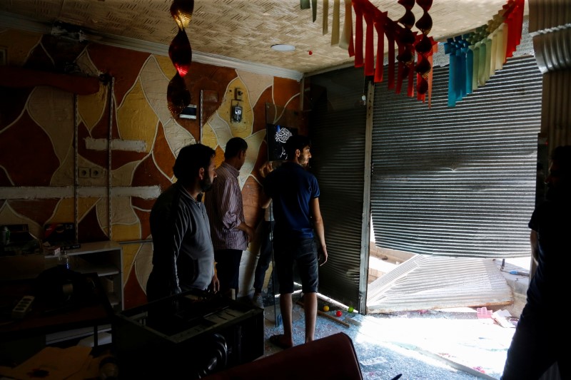 &copy; Reuters. سوريون يعاينون الأضرار بمتجر أحدهم بعدما هاجمه حشد من الأتراك في أنقرة يوم الأربعاء. تصوير. جاجلا جوردوجان - رويترز
