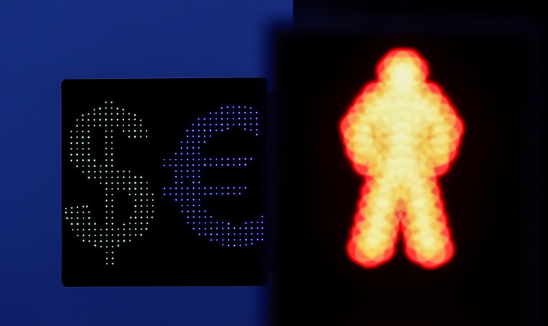 © Reuters. Display showing euro and dollar signs is seen next to a no-walk light in Moscow, Russia November 2, 2020. REUTERS/Maxim Shemetov