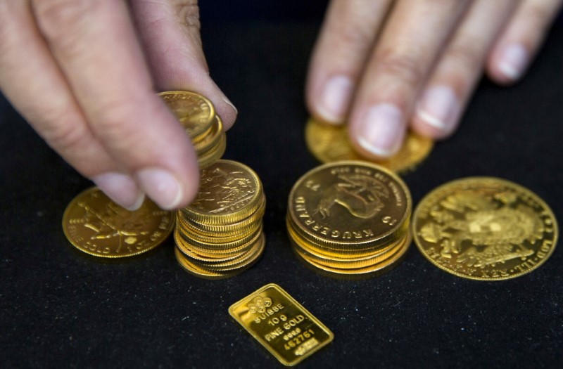 &copy; Reuters. FILE PHOTO: A worker places gold bullion on display at Hatton Garden Metals precious metal dealers in London, Britain July 21, 2015. REUTERS/Neil Hall/File Photo/File Photo