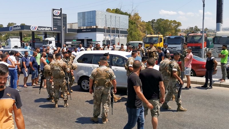 © Reuters. Lebanese army soldiers try to open a road blocked by cars near a gas station in Sidon, Lebanon August 12, 2021. REUTERS/Ali Hankir  NO RESALES. NO ARCHIVES