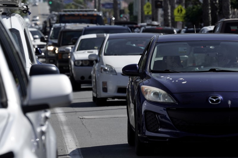 &copy; Reuters. FILE PHOTO: Heavy traffic is seen in the Ocean Beach neighbourhood of San Diego, California, U.S., ahead of the Fourth of July holiday July 3, 2020.  REUTERS/Bing Guan 