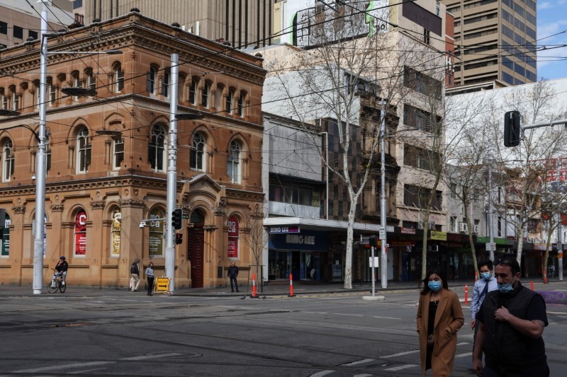&copy; Reuters. Pedestres usando máscaras de proteção caminham no centro de Sydney durante lockdown para conter disseminação da Covid-19
09/08/2021 REUTERS/Loren Elliott
