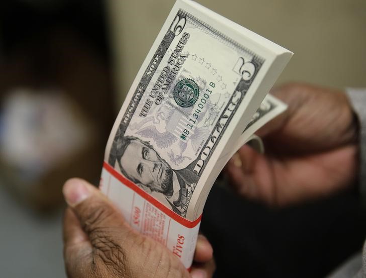 &copy; Reuters. Foto de archivo - Fajo de billetes de 5 dólares. Mar 26, 2015. REUTERS/Gary Cameron/