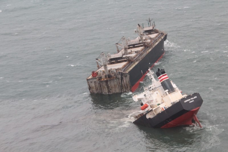 &copy; Reuters. Foto de divulgação da Guarda Costeira do Japão mostra navio de bandeira panamenha "Crimson Polaris" que encalhou perto do porto japonês de Hachinohe
12/08/2021 Cortesia do 2º Quartel-General Regional da Guarda Costeira - Guarda Costeira do Japão/Div