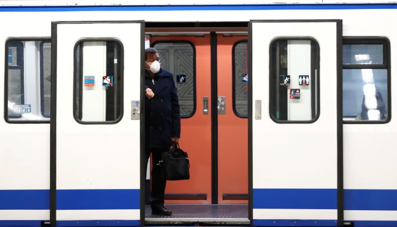 &copy; Reuters. FOTO DE ARCHIVO: Un viajero se apoya en la puerta de un vagón de metro en una estación de tren de Atocha casi vacía en hora punta durante el cierre parcial como parte del estado de emergencia de 15 días para combatir el brote de la enfermedad del coro