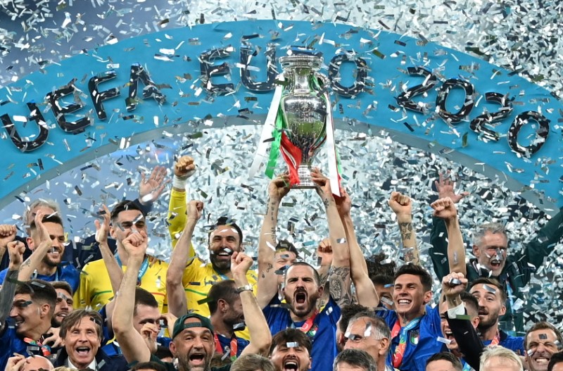 © Reuters. لاعبو المنتخب الإيطالي يرفعون كـأس بطولة أوروبا في ملعب ويمبلي بانجلترا يوم 11 يوليو تموز. صورة لرويترز من ممثل لوكالات الأنباء.
