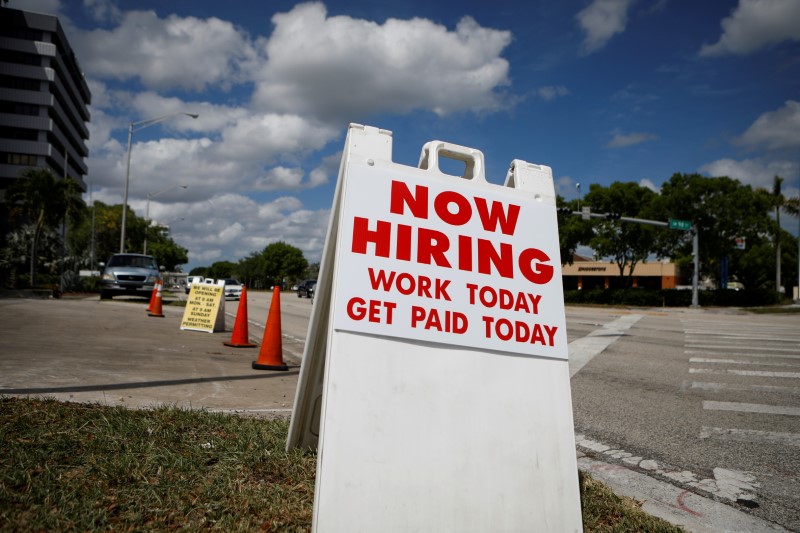 &copy; Reuters. Les inscriptions au chômage ont diminué aux Etats-Unis lors de la semaine au 7 août, à 375.000, un nombre conforme aux attentes du consensus Reuters, après 387.000 (révisé) la semaine précédente, a annoncé jeudi le département du Travail. /Phot