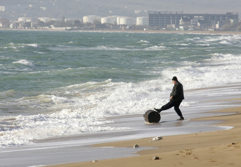 &copy; Reuters. A man stands along the sea shore near the Black Sea port Kerch November 16, 2007. A severe storm broke a small Russian oil tanker in two off the Ukrainian port of Kerch on Sunday, spilling up to 2,000 tonnes of fuel oil in what a Russian official said was