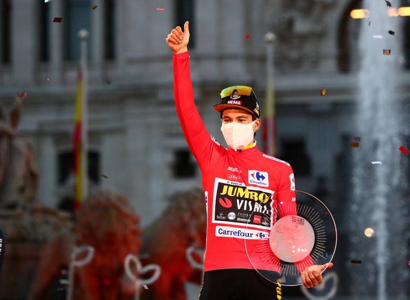 &copy; Reuters. FOTO DE ARCHIVO: El ciclista esloveno Primoz Roglic celebra su victoria en la Vuelta a España tras la última etapa de la edición de 2020 en Madrid, España, el 8 de noviembre de 2020. REUTERS/Sergio Pérez