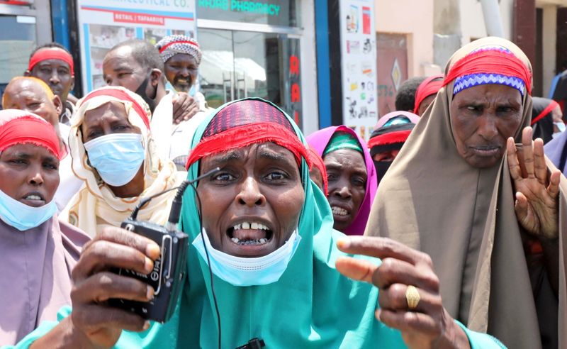 © Reuters. نساء صوماليات خلال مظاهرة أمام مقر قوات الأمم المتحدة في مقديشو يوم الخميس. تصوير: فيصل عمر - رويترز. 