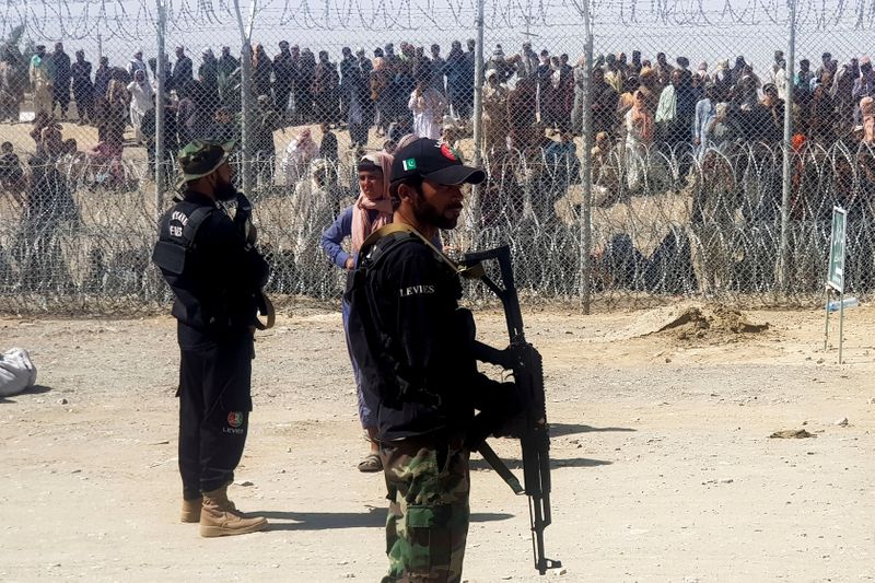 &copy; Reuters. جنديان من القوات الباكستانية عند الحدود مع أفغانستان في شامان يوم الخميس. تصوير: عبد الخالق اشكازاي - رويترز. محظور إعادة بيع الصورة أو وضعها
