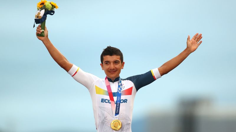 &copy; Reuters. FOTO DE ARCHIVO: El ecuatoriano Richard Carapaz celebrando en el podio tras ganar el oro de la prueba de ciclismo en ruta, el 24 de julio 2021. REUTERS/Matthew Childs