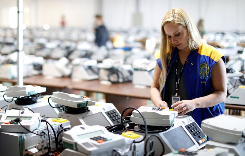 &copy; Reuters. Funcionária da Justiça Eleitoral prepara urna eletrônica para eleição de 2018
22/10/2018
REUTERS/Rodolfo Buhrer