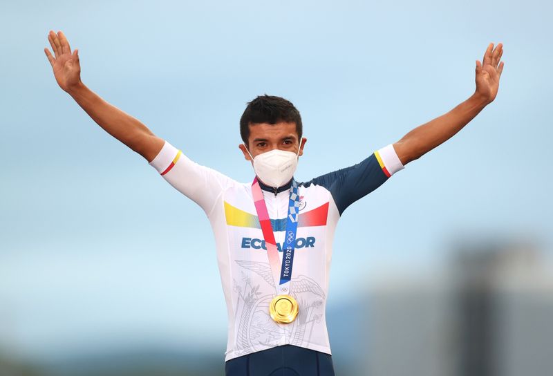 &copy; Reuters. الإكوادوري ريتشارد كاراباز يحتفل بذهبية الدراجات على الطرق في أولمبياد طوكيو يوم 24 يوليو تموز. تصوير. ماثيو تشيلدز - رويترز
