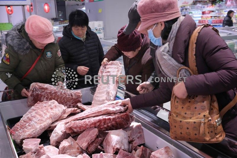 &copy; Reuters. Consumidores selecionam carne de porco congelada, liberada das reservas estatais, em Nantong, China 
13/01/2020
China Daily via REUTERS