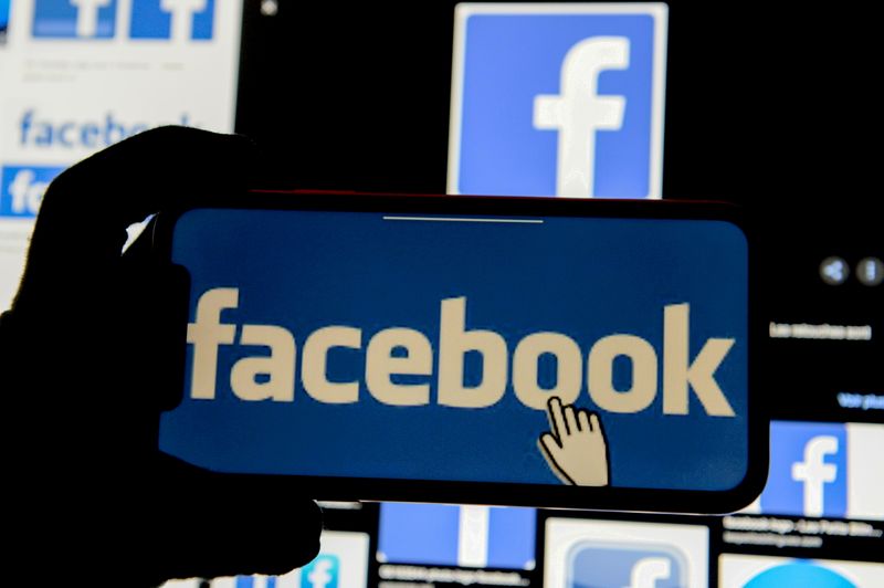 &copy; Reuters. Logo do Facebook em tela de telefone
REUTERS/Johanna Geron/Illustration