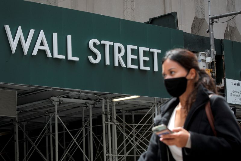 © Reuters. FILE PHOTO: A Wall St. sign is seen near the New York Stock Exchange (NYSE) in New York City, U.S., May 4, 2021.  REUTERS/Brendan McDermid/File Photo