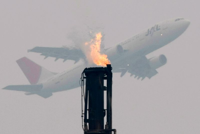 © Reuters. Avião passa pelas proximidades de fábrica na zona industrial de Keihin, em Kawasaki, Japão 
10/06/2009
REUTERS/Toru Hanai 