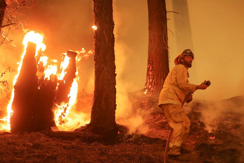 &copy; Reuters. Bombeiro combate chamas do incêndio Dixie na Califórnia
REUTERS/David Swanson