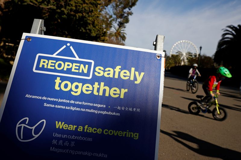 © Reuters. FILE PHOTO: A sign reminding people to wear masks is seen in Golden Gate Park ahead of the stay-at-home order in attempts to stem coronavirus spikes in San Francisco, California, U.S., December 6, 2020. REUTERS/Stephen Lam